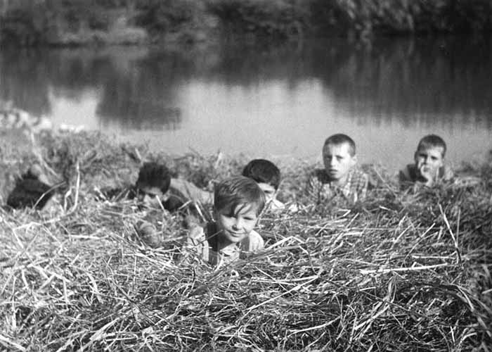 I bambini ci guardano di Vittorio De Sica, Italia, 1943. Una scena del film: al centro, in primo piano, Luciano De Ambrosis (Pricò) Coll. Museo Nazionale del Cinema